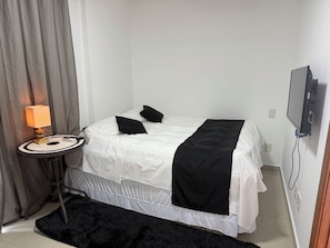 1 dormitorio, tabla de planchar con plancha, wifi y ropa de cama