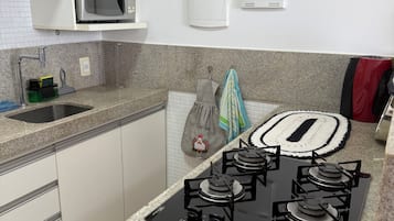 Frigorífico, microondas, placa de cocina y cafetera o tetera