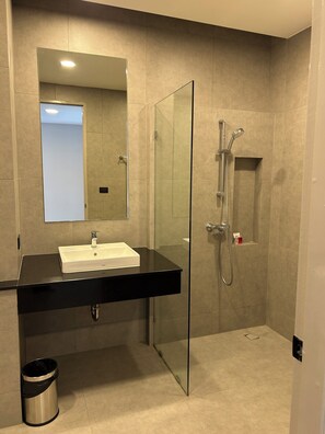 Deluxe Single Room, River View | Bathroom | Free toiletries, hair dryer, soap, shampoo - Raintree Boutique and Pool Villa (Kanchanaburi)