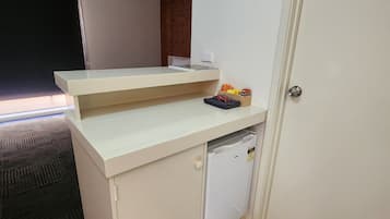 Escritorio, espacio para trabajar con laptop y cortinas blackout