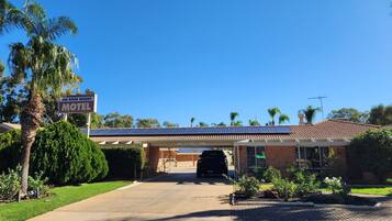 Fachada de la propiedad