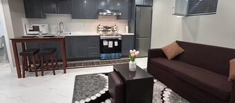 Private 2 bedroom Unit, Private entry, 2 parking- pet/smoke free