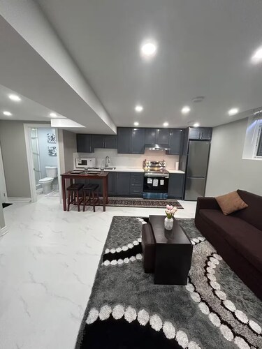 Private 2 bedroom Unit, Private entry, 2 parking- pet/smoke free