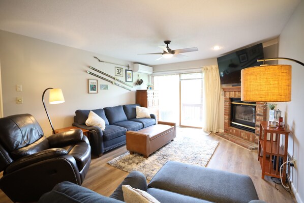 Smart TV, fireplace - Pet Friendly in Forest Ridge Lincoln, next door to Rec center with pool (FR166-2L) (Lincoln)