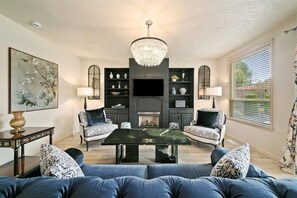 Smart TV, fireplace, books, stereo