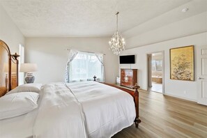 3 bedrooms, in-room safe, desk, iron/ironing board