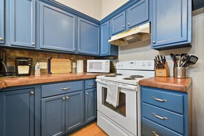Fridge, microwave, oven, stovetop - Centrally Located with  Strong Wi-Fi (Lubbock)