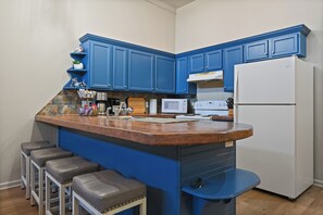 Kylskåp, mikrovågsugn, ugn och spishäll