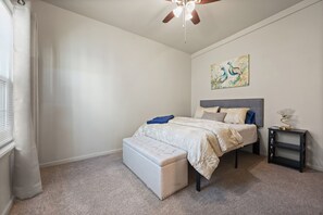 3 sovrum, skrivbord, gratis wi-fi och sängkläder