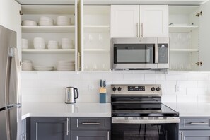 Kühlschrank, Mikrowelle, Ofen, Geschirrspüler