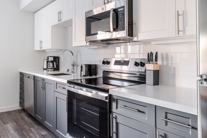 Geladeira, micro-ondas, fogão, lava-louças