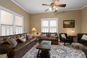 Televisor intel·ligent i llibres 