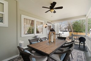 Outdoor dining - Historic 3-bedroom Farmhouse in Sumrall (Sumrall)