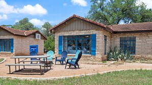 Un bungalow doté d’une terrasse, d’un espace salon extérieur et offrant une vue sur le paysage environnant.