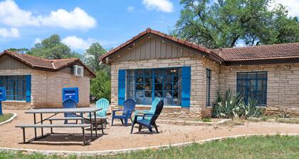 Walk to Pools, Water Fun & Lake Travis│Bright Bungalow for 4│Patio & Firepit