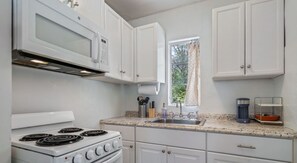 Kühlschrank, Mikrowelle, Herdplatte, Wasserkocher mit Kaffee-/Teezubehör