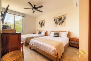 1 quarto, cofres nos quartos, ferros/tábuas de passar roupa