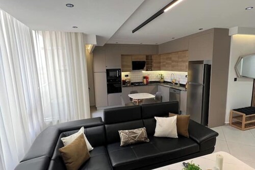 Luxurious waterfront, 10 minutes from the airport
