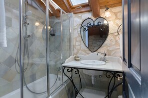 Douche, séchoir à cheveux, serviettes fournies