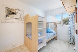 3 chambres, fer et planche à repasser, Wi-Fi, draps fournis