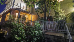 Un immeuble de deux étages doté d’un balcon et d’un escalier.