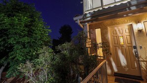 Une maison à deux étages avec une porte d’entrée bien visible et un balcon.