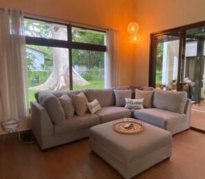 Smart TV - Aves del Paraiso. Tranquil newly-built home with Private pool and Beach access. (Acajutla Sonsonate)