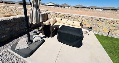 Elvis’s Cozy Casa- Charming 3 bedroom,2 bathroom home w/ Mountain views