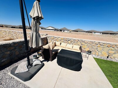 Elvis’s Cozy Casa- Charming 3 bedroom,2 bathroom home w/ Mountain views