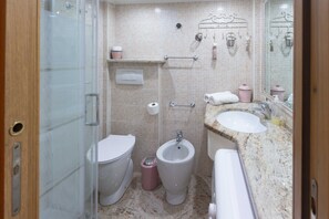 Een douche, een haardroger, handdoeken