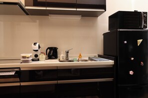 Refrigerador, microondas, utensilios de cocina