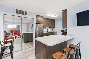 Fridge, microwave, oven, stovetop - COV 120th  Pool 42 Su (Ocean City)