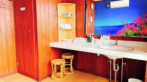 Sèche-cheveux, serviettes fournies