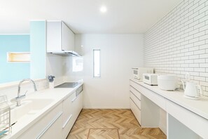 Geladeira, micro-ondas, cooktop, talheres/pratos/utensílios de cozinha