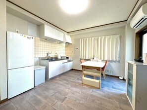 Réfrigérateur, micro-ondes, batterie de cuisine, vaisselle et ustensiles