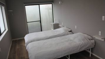 5 slaapkamers, een bureau, een strijkplank/strijkijzer, gratis wifi