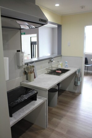 Fridge, cookware/dishes/utensils