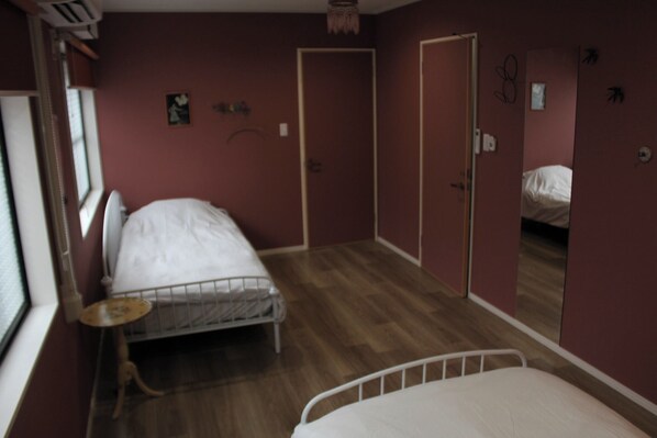 5 bedrooms, desk, iron/ironing board, free WiFi