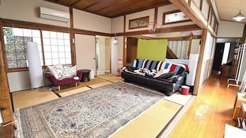4 bedrooms, desk, free WiFi, bed sheets