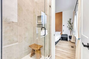Shower, hair dryer, towels, shampoo