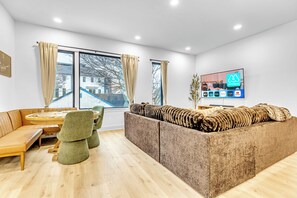 Games room - Winter rooftop hot tub, sauna, game room near Broadway & Geodis Park (Nashville)