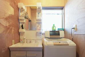 Sèche-cheveux, serviettes fournies