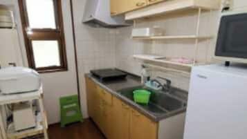 Fridge, microwave, stovetop, cookware/dishes/utensils