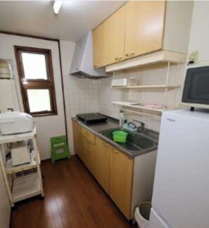 Fridge, microwave, stovetop, cookware/dishes/utensils