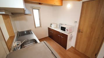 Fridge, microwave, stovetop, cookware/dishes/utensils