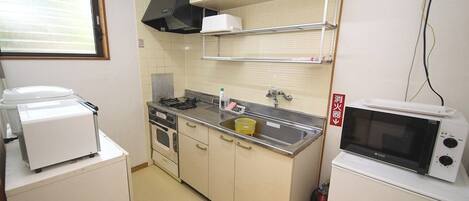 Refrigerador, microondas, parrilla de estufa y utensilios de cocina