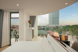 Minibar, coffres-forts dans les chambres, bureau