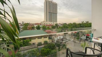 Habitació doble o amb dos llits individuals Deluxe, balcó | Terrassa o pati