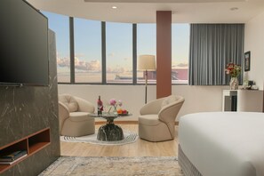 Executive-Doppelzimmer, Balkon | Minibar, Zimmersafe, Schreibtisch, laptopgeeigneter Arbeitsplatz