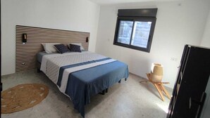 A bedroom with a bed, a ceiling fan, a window, and a cat tree. - Cosy, comfortable villa 15 minutes from the sea (Saint-Pierre)